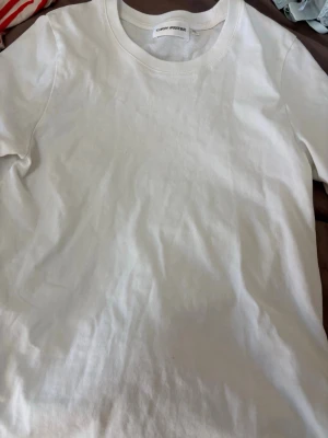 Vit t-shirt från Carin Wester - Klassisk vit t-shirt från Carin Wester i mjuk bomull. Enkel och stilren design med rund halsringning och korta ärmar. Perfekt basplagg som funkar till allt och är lätt att matcha med andra plagg.