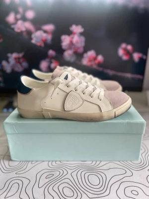 Philippe modell skor - Säljer dessa riktigt snygga vita sneakers i storlek 42! ⭐️Perfekta nu till sommaren! ⛱️Köpta från Vinted och säljer dem då dem var lite för små! ⚜️Hör av er ifall ni har några frågor!