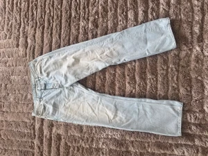 Ljusblå Hope jeans - Säljer ett par ljusblå jeans med rak passform och klassisk femficksdesign. Jeansen har normal midja och är tillverkade i denim. Perfekta för en avslappnad och trendig look. Som nya, storlek 33.