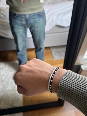 Pärlarmband  - Marinblå & silver + vita armbandet =175kr Marinblå & silver + vitglans armbandet=189kr  Tveka inte på och fråga om du är sugen på 1 armband eller alla tre🤩Dom vita har två olika nyanser av vit. Det blåa har ett schysst mönster.  Perfekta för att ge din outfit en personlig touch. Passar både ensam eller tillsammans för en snygg layering-effekt.