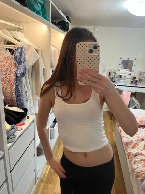 Vit topp - Jättefin vit topp från H&M, perfekt till sommaren! Storlek S, använd ca en gång!💖