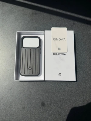 Rimowa Iphone 17 pro mobilskal - Snyggt och stilrent mobilskal från Rimowa i silverfärgad - Helt ny - bra kvalite som skyddar din mobil - Passar iphone 17 Pro - Skriv gärna vid funderingar - Snabb frakt🚚