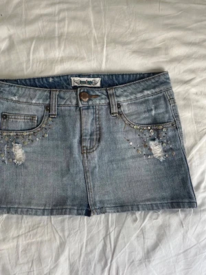 Ljusblå jeanskjol med paljetter - Säljer min favorit jeanskjol som tyvärr är för liten för mig  
