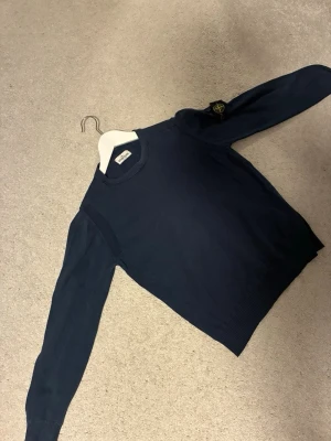 Stone island - Säljer en stone island sweatshirt storlek 158 passar ända upp till 164, ny från stone Island hemsidan köpt för 1999 kr säljer för 700 kr, pris kan diskuteras!!!