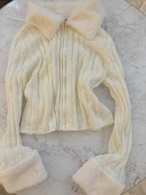 Ny stickad kofta med päls  - Aldrig använd, i nyskick. 