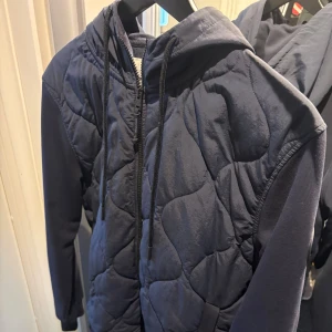 Woolrich cardigan - En nästa oanvänd cardigan från woolrich, perfekt nu till våren när temperaturen stiger! 