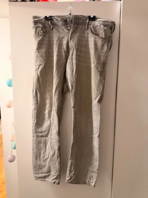 Grå raka jeans loose chris - Säljer ett par grå jeans från jack & Jones modell loose chris storlek 36/34