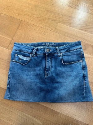 Vintage kjol -  jeanskjol med fina blommiga detaljer