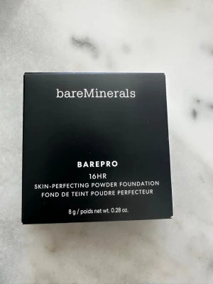 bareMinerals BarePro Powder Foundation - bareMinerals BarePro 16HR Skin-Perfecting Powder Foundation i nyansen Medium Deep 40 Cool. Oöppnad 💛