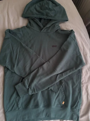 Grön hoodie levis  - Grön hoodie från Levis. Storlek S. Använd 1 gång tidigare och har bara legat i garderoben nu i 2-3 månader så vill gärna sälja den så fort som möjligt. 