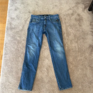 Blå slim fit jeans från Replay - Säljer ett par blåa slim fit jeans från Replay. Kontakta vid fler frågor!
