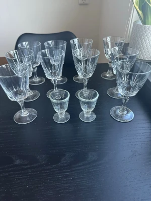 Klassiska kristallglas på fot - Säljer ett set med eleganta kristallglas på fot i olika storlekar. Glasen är genomskinliga med slipat mönster och har en klassisk form som passar till både dryck och dekoration. Perfekt för dig som gillar tidlös design och vill ha något extra till dukningen.