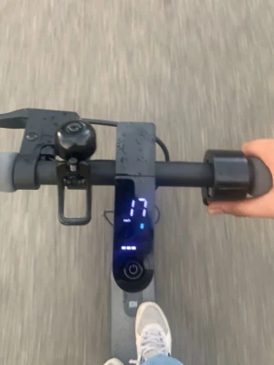 Svart elscooter GreenTrip V9 - Säljer en svart elscooter, jätte bra skick och är perfekt för sommaren, säljer den då den knappt kommit till andvändning, den går till 30km och laddare ingår. Den kan ej fraktas för att den är så stor