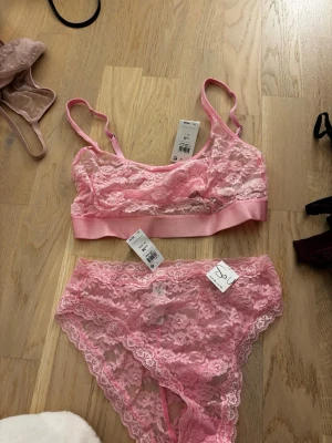 Rosa spets-set  - Helt ny. 