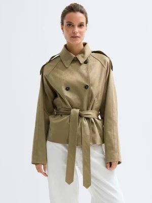 Kort beige trenchcoat med knytskärp - Stilren kort trenchcoat i beige med dubbelknäppning, axelklaffar och brett knytskärp i midjan. Jackan har klassisk krage och dekorativa knappar vid halsen. Tillverkad i ett slätt tyg som ger en modern look. Nypris 800kr