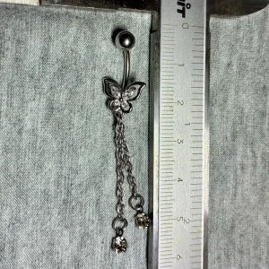 ✨ NY oanvänd navelpiercing med hänge - Kirurgiskt stål 316L  - ✨ NYTT oanvänt smycke i kirurgiskt stål! 🌸 Hållbart & Rostfritt: Slitstarkt 316L-stål som inte oxiderar eller rostar av fukt. 🌸 Säkert: Industristandard, skonsamt för läkta piercingar.  🛍️ 30 % BUNDLE-RABATT! Köp fler artiklar från min shop och få 30 % på allt! ✨ 📦 Frakt: Endast spårbart via Plick SafePay för vår trygghet.