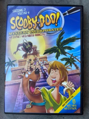 Scooby doo mystery incorporated S2 V4 dvd - Följ med Scooby-Doo och gänget i "Mystery Incorporated Säsong 2 Volym 4" när de löser mysterier. Denna DVD innehåller 6 nya avsnitt och har svenskt tal.  Finns på språk: Svenska, Engelska, Italienska, Ryska, Ungerska   OBS!! skivorna är begagnade så det kan förekomma repor/hairlines på skivorna, men då jag kollar igenom alla filmer jag säljer garanterar jag att alla funkar felfritt om inget annat står! :)
