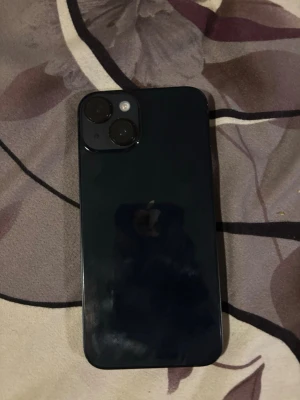 Mörkblå iPhone 14 med dubbla kameror - Säljer en mörkblå iPhone 14.helt fri från skador. Ganska ny. Batteri hälsa 87