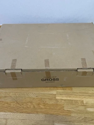 Ceiling Light GROSS i kartong - Säljer en taklampa från GROSS, modellnummer 4200660. Lampan kommer i originalkartong och är förpackad i en brun låda med tejpade kanter. Perfekt för dig som vill ha en snygg och modern belysning till hemmet.