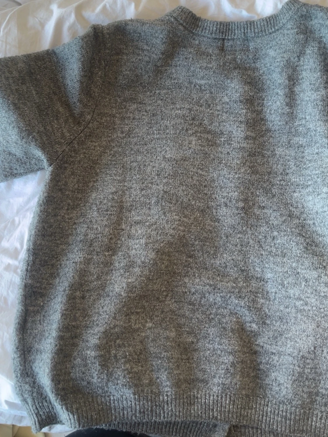 Grå kortärmad kofta med pärlknappar - 2