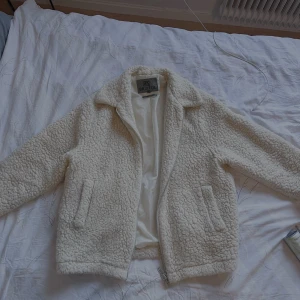 Teddy jacka  - Säljer denna snygga teddy jacka då den inte kommer till användning ❤️
