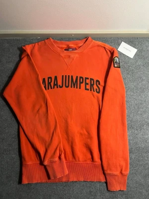 Parajumpers Sweatshirt – Size M - Selling this clean and stylish Parajumpers sweatshirt in excellent condition ✨ It has been worn only a few times, so it’s still very clean, well‑kept, and looks great. The item is 100% authentic, with the original sleeve patch.  Size: M Color: Red ❤️  Measurements:  Length: 67 cm Width (pit to pit): 53 cm  I will ship it immediately after purchase 📦💨 