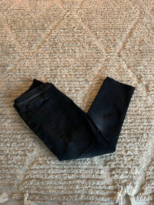 Dondup George jeans - Hej jag säljer ett par Dondup George jeans i nyaste årsmodellen i en riktigt snygg svart färg perfekt för dig som vill ha ett par kvalitetsjeans med grym passform. Nypris ≈3500kr, mitt pris 699kr. Skick: 9/10 Storlek: W33 Midja: 41cm Lår: 26cm Ytterlängd: 90cm. Innerlängd: 65cm. Skriv gärna om du vill ha fler bilder eller har frågor!