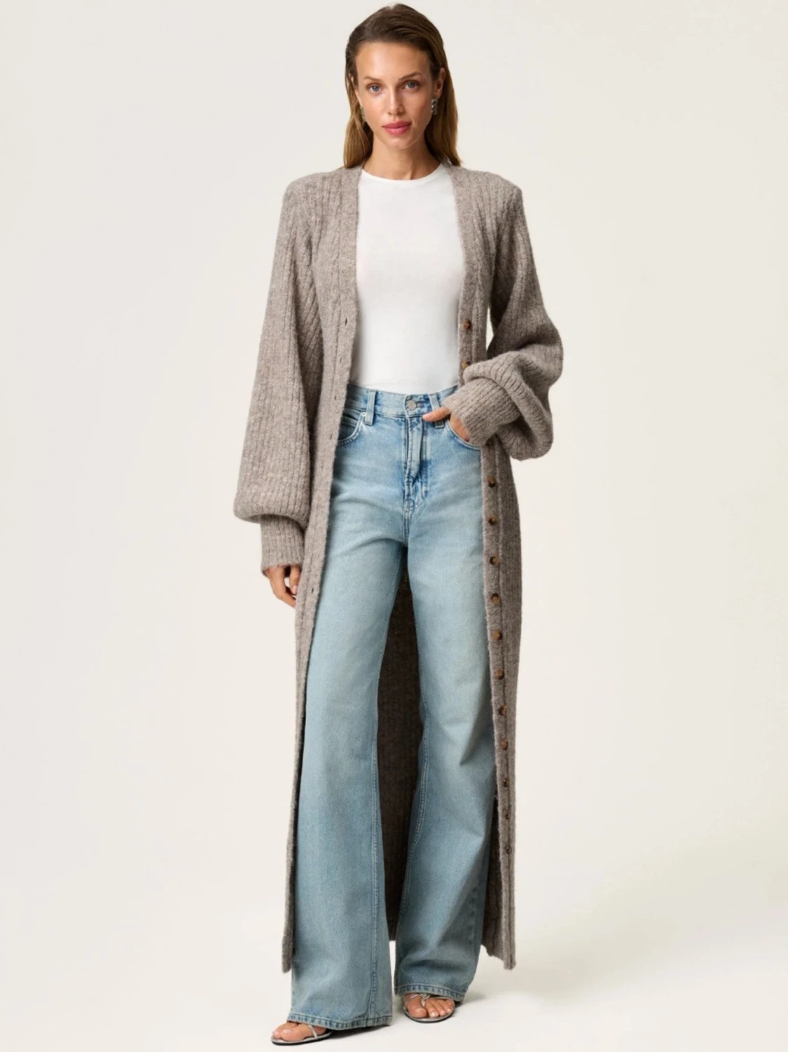 Lång beige stickad kofta med knappar - 1