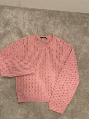 Rosa stickad tröja, Mango - Söt rosa stickad tröja💕 Tröjan har ribbade muddar vid ärmslut och nederkant🥰
