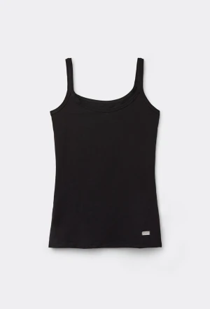 Svart linne från intimissimi  - Snyggt svart linne med smala axelband och rundad halsringning. Tillverkat i mjukt, stretchigt material som sitter skönt mot kroppen. Perfekt att styla lager på lager eller bära som det är. Liten metallbricka med logga nertill.