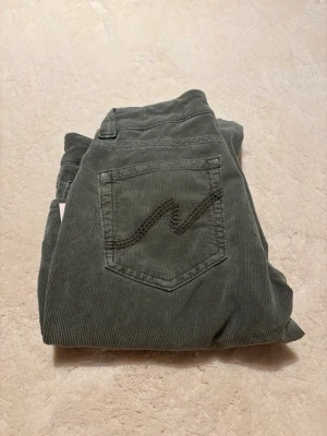 Gröna bootcut Nelly jeans - Jättesnygga och oanvända gröna Nelly stitch jeans i storlek 38.💚Säljs pga fel storlek