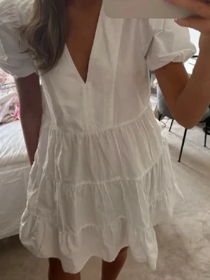 Vit sommarklänning Zara - Superfin sommarklänning från Zara (köpt på Sellpy), storlek S 💞(första bilden är lånad!)