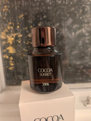 ZARA Cocoa Sunset Eau de Parfum - ZARA Cocoa Sunset Eau de Parfum med doft av mjölkchoklad och vispad grädde. Endast testad ett fåtal gånger. 