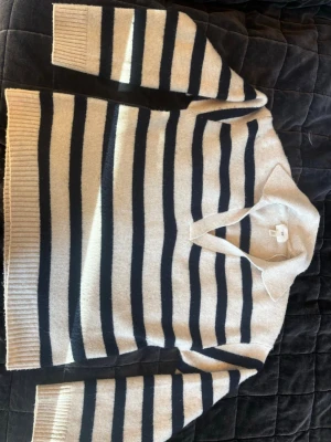 Tröja från H&M - Säljer en snygg stickad tröja från H&M för 200.