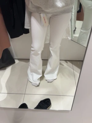 Vita bootcut jeans  - Superfina helt nya jeans med prislapp o allt kvar!!💞