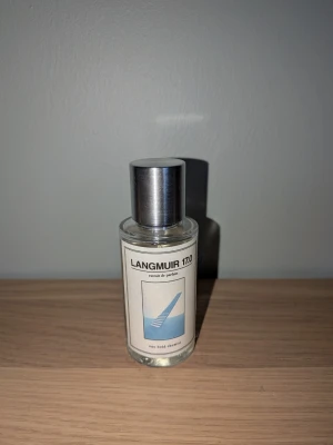Langmuir 17.0 parfym från one bold kemist - Ca 49/50 ml kvar☺️ Nypris 349kr, jag säljer för 179kr Skicka om du har några frågor😁