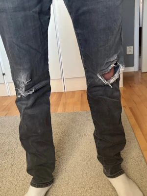 Replay jeans - Säljer ett par svart/gråa Replay jeans i storlek 34 32, nuvarande skicket är bra
