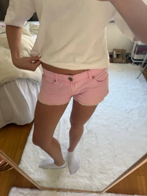 Ljusrosa jeansshorts - Säljer mina super snygga och coola ljusrosa låga jeansshorts💖 Storlek 34 från märket Denim Co! Osäker om jag vill sälja därav priset!!