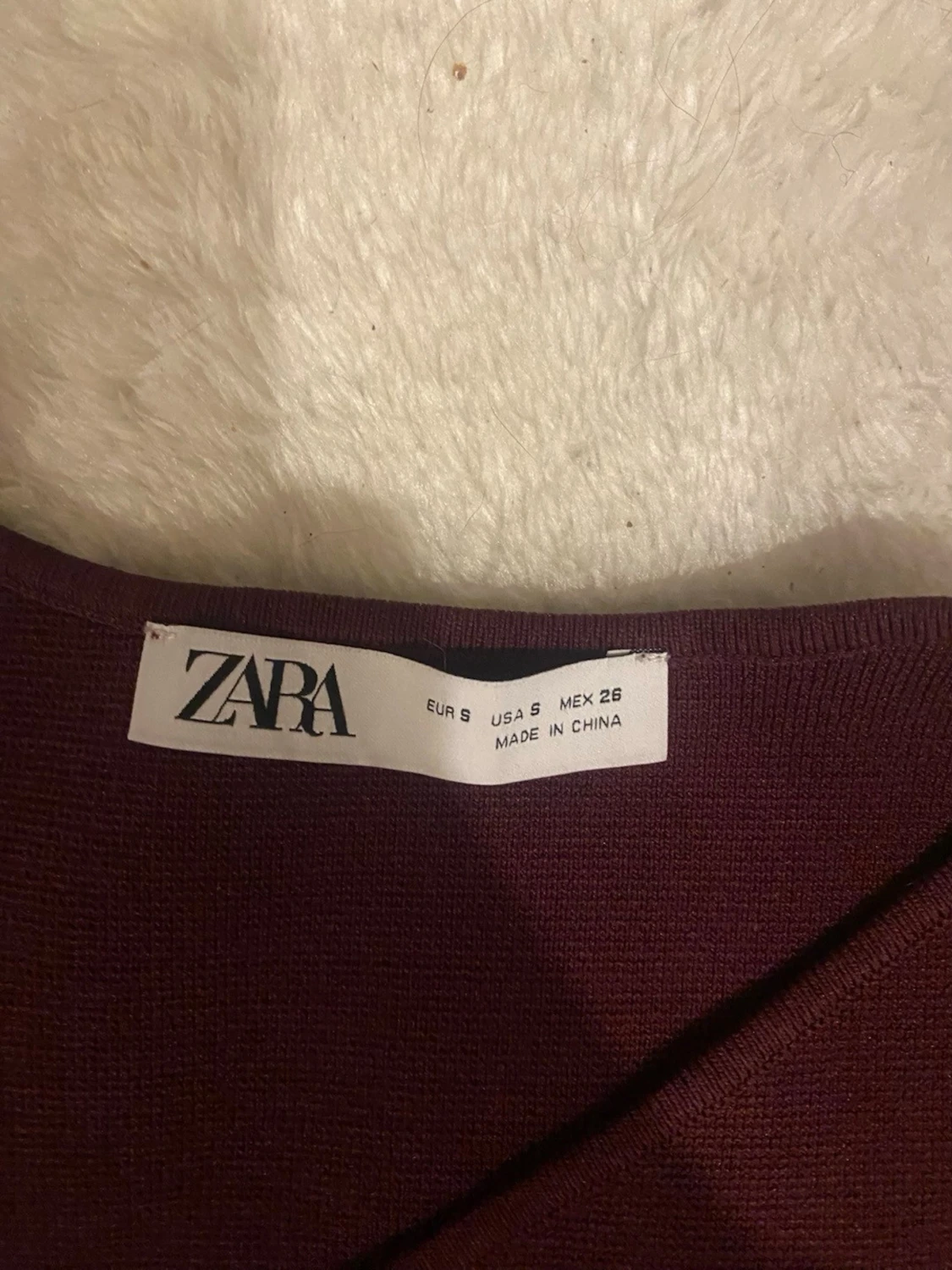 Vinröd topp från Zara med gulddetalj - 2