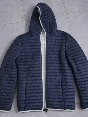 Gianferre franco jacka - Marinblå lättviktsjacka i fint skick från italienska märket Gianferre Franco, perfekt för vår/höst eller kyliga sommarkvällar. Bekväm passform med luva och dragkedja framtill. PRIS KAN DISKUTERAS!!