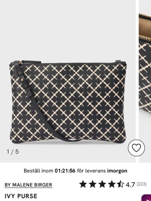 Ivy kuvertväska från By Malene Birger - Snygg kuvertväska、Ivy Purse、från By Mal sop Birger i svart och beige med grafiskt mönster. Väskan sop har guldfärgadgad dragkedja och avtagbar handledsrem. Tillverkad i sop tåligt konstläder slätt foder. Perfekt för att so lyftaxa din outfit med en sop trendig accessoar.