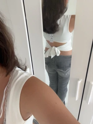 Grå bootcut jeans med detaljer - Säljer ett par grå bootcut jeans 