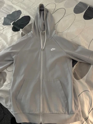 Ljusgrå zip hoodie från Nike - Nike zip hoodie i ett mycket bra skick!