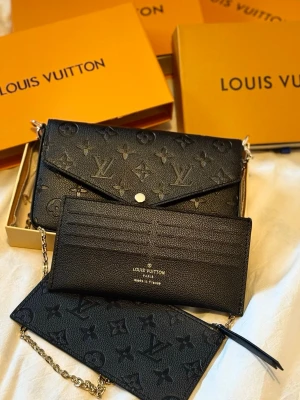 Svart väska - Svart väska med gulddetaljer 