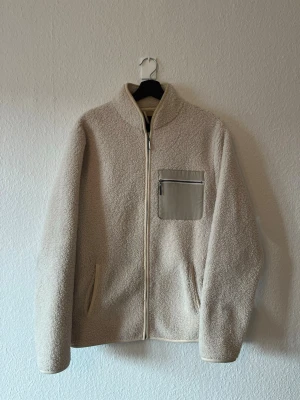 Vit teddyjacka  - Vit teddyjacka från WW fashion i storlek M i bra skick.