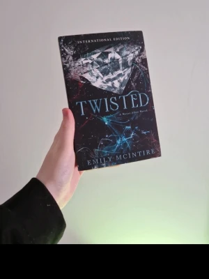 Dark romance bok - Twisted: Helt ny och oläst. Nypris 116 kronor ( amazon ). Katt finns i hemmet. Jag har fler böcker till salu 