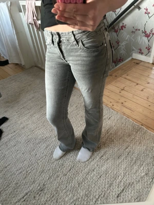 Grå bootcut jeans  - Säljer ett par grå bootcut jeans.