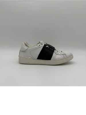 Valentino open - Säljer dessa feta valentino i storlek 41 som är i mycket bra skick!Hör av er vid minsta fundering! Kontakt mig vid köp!