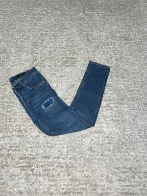 Dondup dian jeans  - Hej jag säljer ett par Dondup Dian i nyaste modellen. Jeansen i riktigt snygg ljusblå färg med unika slitningar perfekt för dig som vill ha ett par kvalitetsjeans med grym passform. Nypris ≈4000kr, mitt pris 899kr.  Skick: 9/10 Storlek: W30 Midja: 38cm Lår: 23cm Ytterlängd: 98cm Innerlängd: 73cm  Skriv gärna om du vill ha fler bilder eller har frågor!