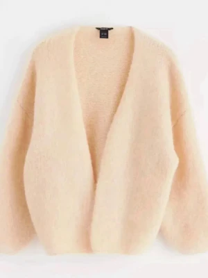 Beige fluffig kofta från Lindex - SLUTSÅLD Mysig och oversized beige kofta från Lindex med fluffig textur och djup V-ringning. Är nopprig men inget som syns. Koftan har slappa axlar och breda ärmar, perfekt för lager-på-lager och chill stil. Enkel att matcha med jeans eller kjol. Storlek M/L men liten i storlek så passar mig som har XS/S❤️❤️ Såå fin över en klänning på sommaren eller över ett linne💗💗 Har ett litet hål på ryggen som inte syns så mycket❣️